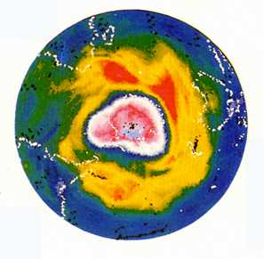 Het gat in de ozonlaag is sinds 1980 groter geworden. Dit gat verschijnt telkens in het voorjaar en is goed te zien op de satellietfoto. Indien dit proces niet gestopt wordt, zal het vreselijke gevolgen hebben.