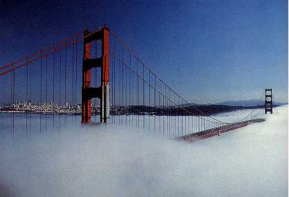 Advectieve mist vult de baai van San Francisco.
