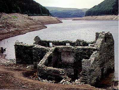 Toen de waterniveaus zakten tijdens een droogte in Wales in 1989 kwamen oude gebouwen die onder water stonden terug tevoorschijn.