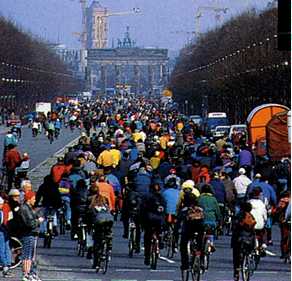 Een demonstratie van fietsers in 1995 in Berlijn liet zien hoe bezorgd het grote publiek is over onze invloed op het klimaat.