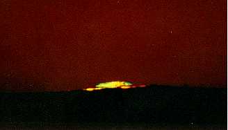 Hier kan je zien dat de kleur van de ondergaande zon verandert van geel naar groen.