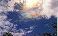 Iriserende wolken met de kleuren van het spectrum.