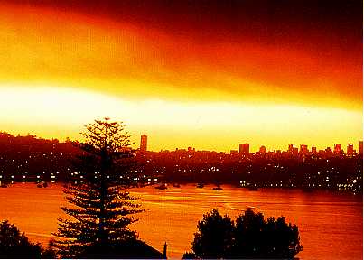 Een rookwolk hangt boven Sydney Australi tijdens de wijdverspreide branden in 1994.