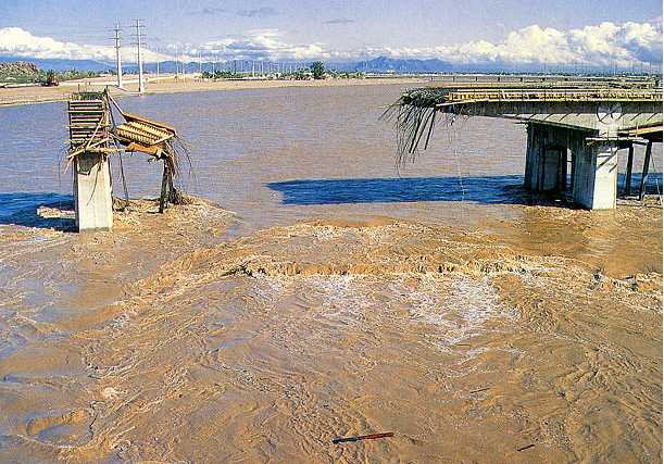 Bij grootschalige overstromingen worden vaak bruggen over de overvolle rivieren vernield.