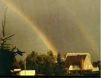 Hoofdregenboog met daarbuiten een nevenregenboog.