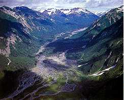 Gletsjers, zoals deze in Haines in Alaska, hebben U-vormige dalen uitgeslepen.