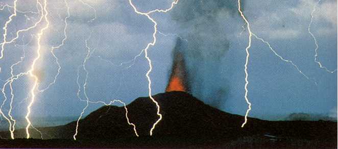 Vulkanische uitbrstingen, zoals deze van de Kilauea op Hawa, gaan vaak gepaard met bliksem.